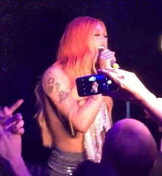 Imagem do post Divulgando “Amor de Que” Pabllo Vittar aparece de surpresa em Karaokês em São Paulo