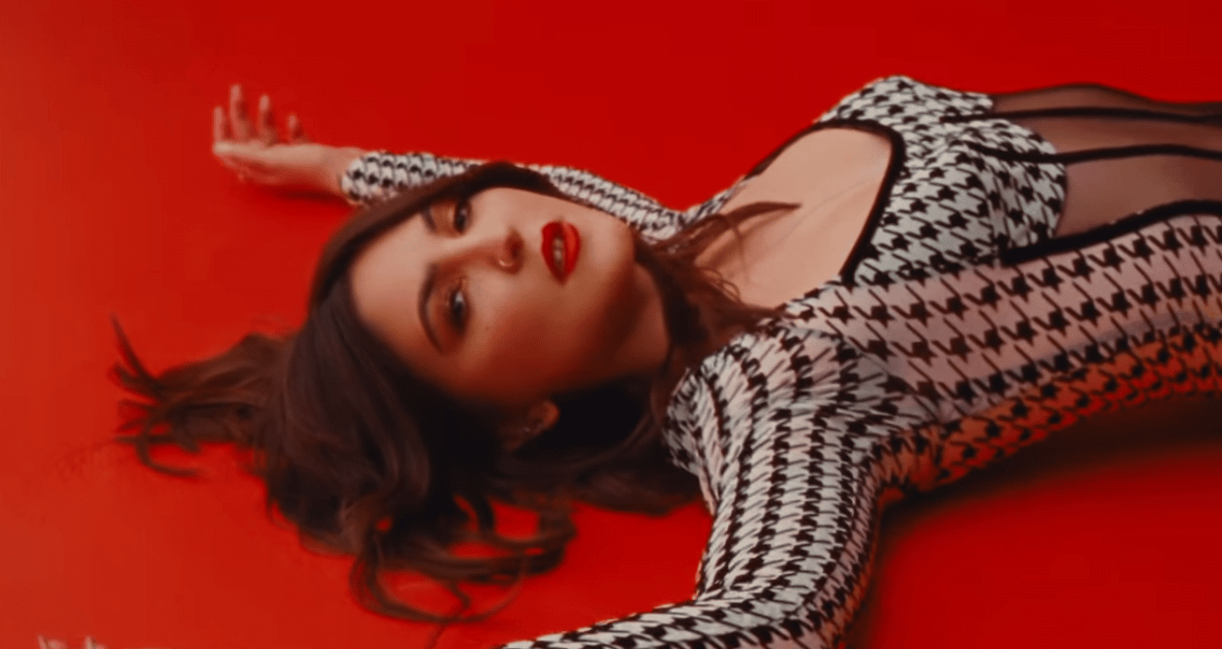 Imagem do post Julia Michaels se diverte no videoclipe do single ‘Lie Like This’