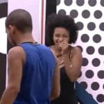 Imagem do post BBB 22: Antes de fazer sexo com Eliezer, Natália pede para Vyni pegar camisinha para ela e assunto divide opiniões no Twitter