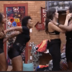 Imagem do post BBB 22: Natália Deodato briga com Linna e Jessi e sai chutando porta, jogando coisas e até cadeia no chão, veja o vídeo!