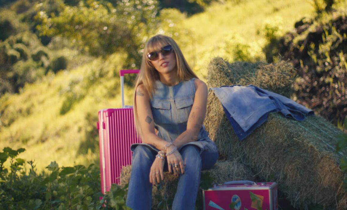 Imagem do post Miley Cyrus lança música original “Younger You” para The Hanna Montana 20th Anniversary Special