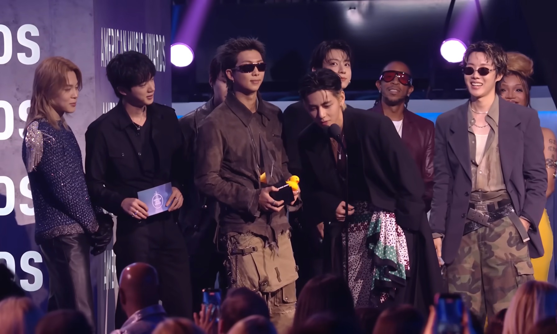 Imagem do post AMAs 2026: BTS, Sombr, Katseye, Karol G e Zara Larsson estão entre os vencedores; veja a lista